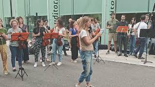 Le Lacrimosa du requiem des orchestres et du choeur de Radio France feat. Charline Vanhoenacker