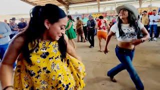 Cecilia y Jeanette bailando en la pulga de Álamo Texas