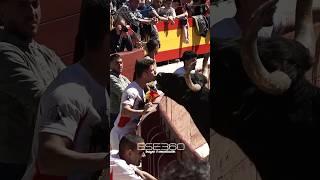 RECORTADOR BESA A UN TORO  #bull #toros #kiss