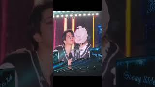 jeongin kissing han !?!?#han #jeongin #skz #straykids